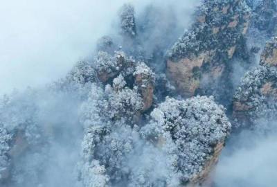 張家界再迎春雪，千峰沐雪如仙境